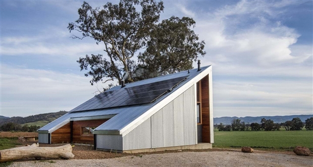 Ngôi nhà nhỏ xây dựng từ vật liệu tái chế và pin mặt trời
